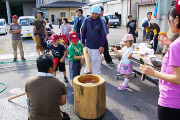 川崎フロンターレサポーター40名が参加したJA会津みどりの稲刈り体験交流会(9月27日)