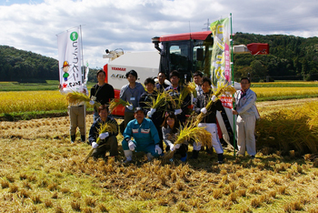 川崎フロンターレサポーター40名が参加したJA会津みどりの稲刈り体験交流会(9月27日)
