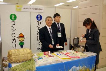 川崎フロンターレサポーター40名が参加したJA会津みどりの稲刈り体験交流会(9月27日)