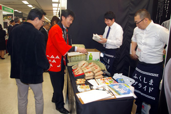 川崎フロンターレサポーター40名が参加したJA会津みどりの稲刈り体験交流会(9月27日)