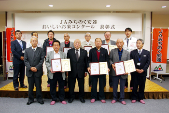 川崎フロンターレサポーター40名が参加したJA会津みどりの稲刈り体験交流会(9月27日)